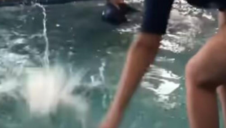 INSTUKTORKA PLIVANJA NA METI RODITELJA Bacila bebu u bazen i ostavila je da ispliva sama, šta vi mislite o ovome?