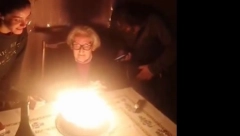 BAKI ZA ROĐENDAN UPALILI 95 SVEĆICA NA TORTI Samo trenutak kasnije stvari su krenule po zlu, nastala buktinja! (VIDEO)