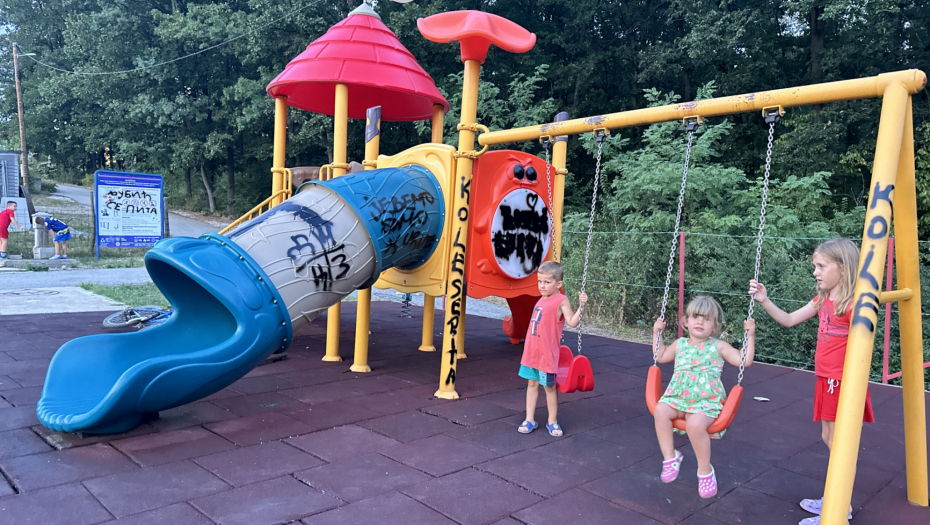 SABLASNI GRAFITI ISPISANI PO ČAČANSKOM DEČIJEM IGRALIŠTU! Huligani upali na dečje igralište i demolirali ga - kabadahije UNIŠTILE SVE!