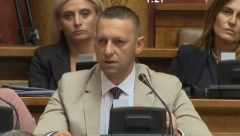 UGLJANINOV POTRČKO PROVOCIRA IZ SKUPŠTINE "U Srebrenici je počinjen genocid" - SVI SU SE USKOMEŠALI NA OVO