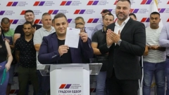 RAZUMNA ODLUKA RAZOČARANIH VRŠAČKIH DEMOKRATA Njih 50 prešlo u SNS, među njima i odbornik (VIDEO)