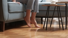 KAKO POPRAVITI IZGREBAN PARKET? Ne morate da ga hoblujete, prebrišete ga ovim rastvorom i biće kao nov!