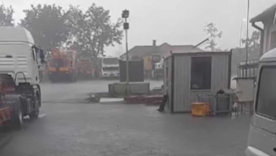 U LAZAREVCU SVE PUCA! Objavljen snimak grmljavine, jak pljusak sručio se na okolinu Beograda (VIDEO)
