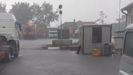 U LAZAREVCU SVE PUCA! Objavljen snimak grmljavine, jak pljusak sručio se na okolinu Beograda (VIDEO)