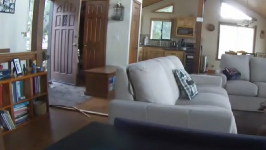 ''DUŠO, STIGAO SAM KUĆI'' Na snimku se vidi da neko razvaljuje vrata, a onda u kuću upada  - on!