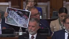 JOVANOVIĆEVI DVOSTRUKI ARŠINI Vesić: Borac  za životnu sredinu čiji kum gradi na zelenim površinama (VIDEO)