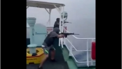 DRON IDE KA BRODU, A POSADA ISPALJUJE RAFAL! Strašan snimak iz Crvenog mora (VIDEO)