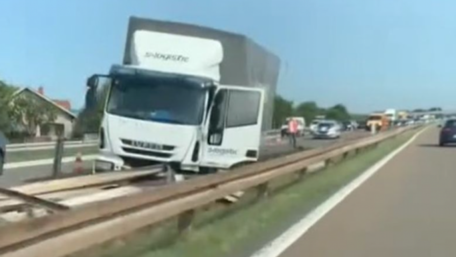 PUT KA NIŠU U ZASTOJU! Udes kod Velike Plane, kamion probio bankinu (VIDEO)