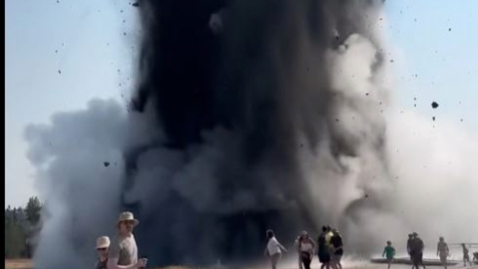 UZNEMIRUJUĆI VIDEO!  Turisti beže i spašavaju živu glavu dok vulkan eruptira u nebo! (VIDEO)