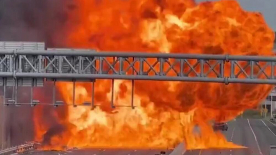 KAMION SE ZABIO U AUTOBUS NA AUTO-PUTU: Jeziv snimak eksplozije (VIDEO)