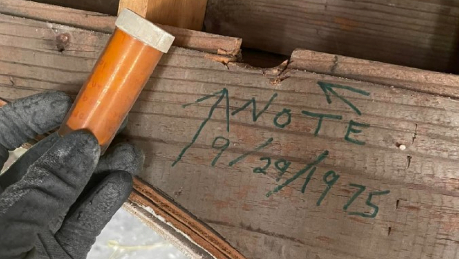 "ZA ONOGA KO OVO PRONAĐE, DANAS JE 25. SEPTEMBAR...'' Devojčica sakrila poruku u zidu, neverovatno otkriće usledilo pola veka kasnije! (FOTO)