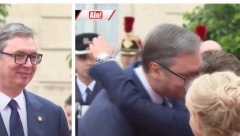 NAJSRDAČNIJI POZDRAV VUČIĆA I MAKRONA Predsednik Srbije u Jelisejskoj palati  (VIDEO)