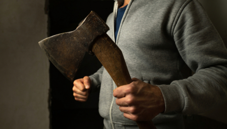 PIJAN PRETIO OCU NOŽEM I SEKIROM Jezivo porodično nasilje u Beogradu