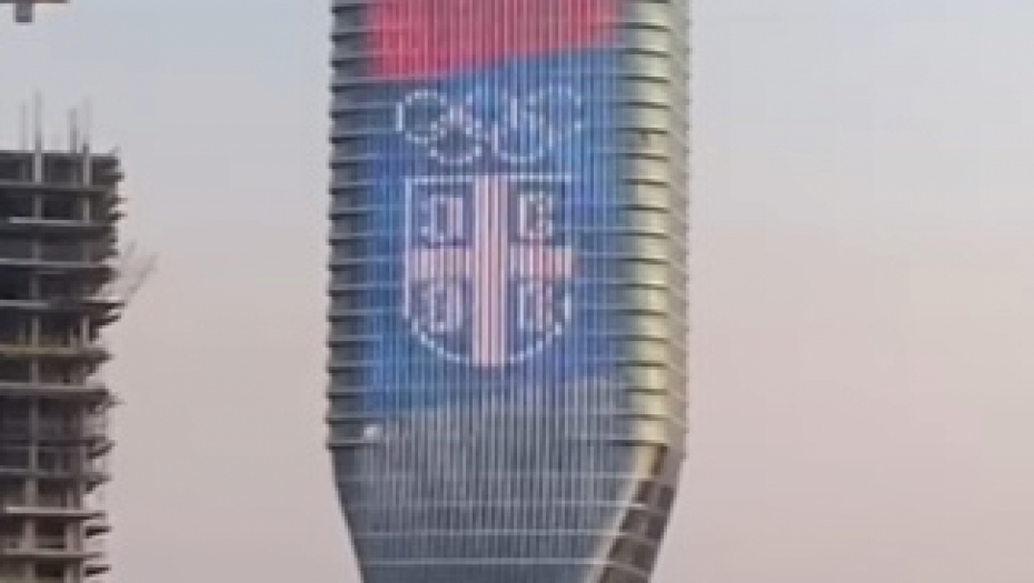 ŠTA JE TO VEČERAS NA KULI BEOGRAD? Građani zastajkuju i gledaju, prizor ispunjava srce ponosom! (VIDEO)