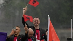 PUKLA BRUKA Na otvaranju OI, Albanci mahali pogrešnom zastavom?! (FOTO)