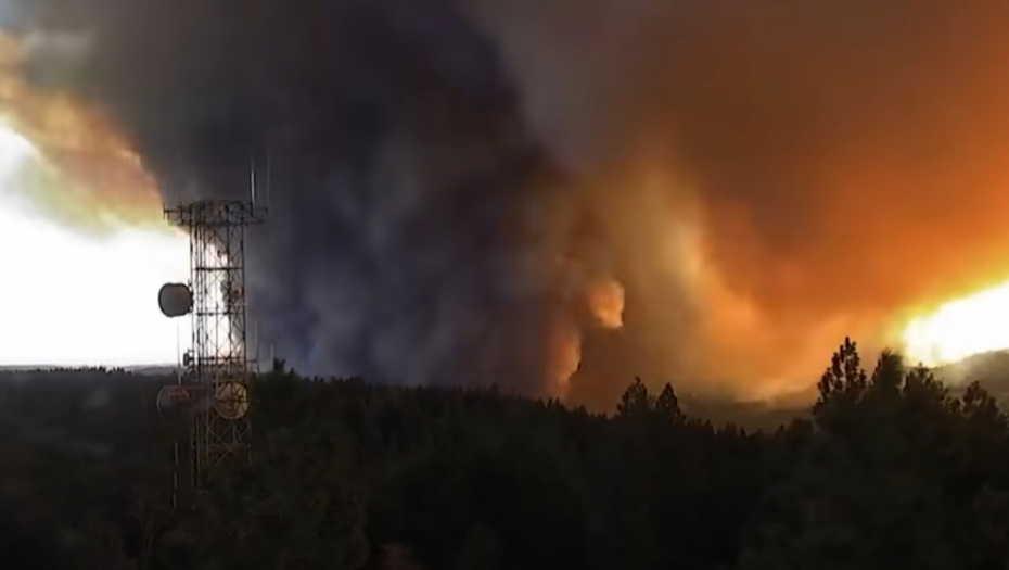 SNIMAK LEDI KRV U ŽILAMA Vatreni tornado guta sve pred sobom, evakuacija u toku! (VIDEO)