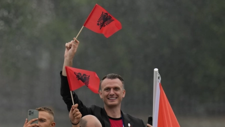 MAHALI POGREŠNOM ZASTAVOM Albanci se na otvaranju Igara obrukali kao nikad, kipte od besa (FOTO)