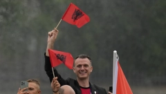 MAHALI POGREŠNOM ZASTAVOM Albanci se na otvaranju Igara obrukali kao nikad, kipte od besa (FOTO)