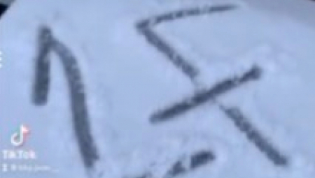 NIKADA VIŠE NEĆE SMETI DA BUDE SAMA U STANU Kada je videla ovu poruku na kanti za smeće, vilica joj se ukočila od straha!