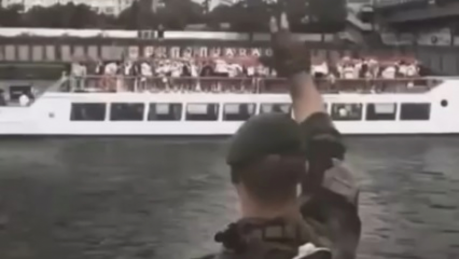 "BRAĆI I SESTRAMA, SA SREĆOM"! Pogledajte francuskog žandarma šta je radio dok je naš brod plovio Senom na OI!(VIDEO)