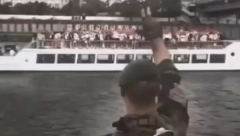 "BRAĆI I SESTRAMA, SA SREĆOM"! Pogledajte francuskog žandarma šta je radio dok je naš brod plovio Senom na OI!(VIDEO)
