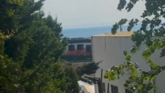 DA NIJE VOZA, BILA BI POTPUNA TIŠINA Lidija očajna zbog smeštaja u Sutomoru, kad je pogledala sa terase, uhvatila je jeza