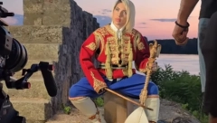 JOVANA U NJEGOŠEVOJ NOŠNJI, A U RUCI GUSLE! Jeremićeva ne prestaje da šokira, evo šta je sada uradila