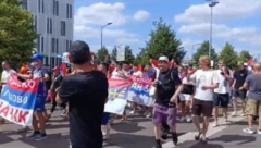 FRANCUZIMA NIŠTA NIJE JASNO Korteo srpskih navijača stigao u dvoranu u Lilu (VIDEO)