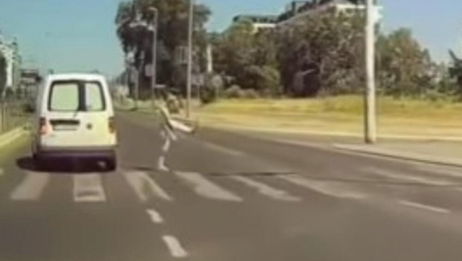 JEZIVI SNIMAK SA NOVOG BEOGRADA Kolima zakačio devojku na pešačkom, PA DAO GAS (VIDEO)