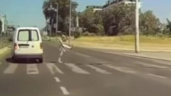 JEZIVI SNIMAK SA NOVOG BEOGRADA Kolima zakačio devojku na pešačkom, PA DAO GAS (VIDEO)