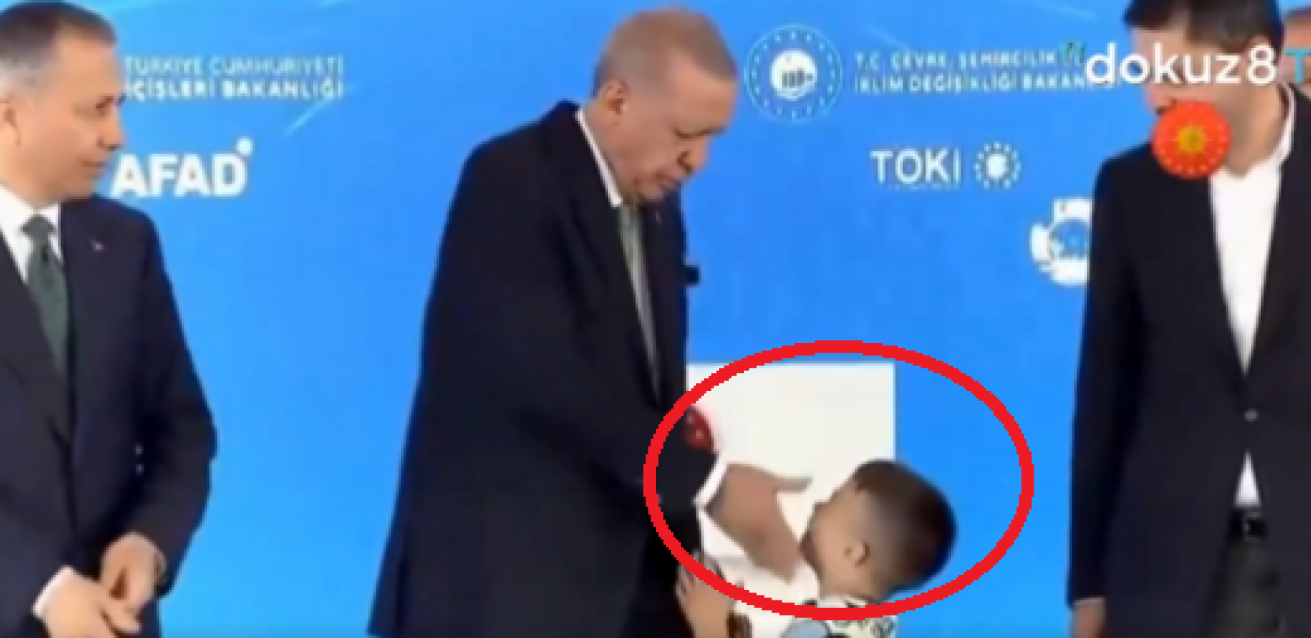 ERDOGAN OŠAMARIO DEČAKA! Dete moralo posle da poljubi ruku koja ga je udarila, skandal u Turskoj (VIDEO)