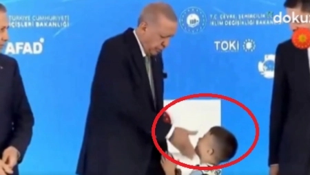 ERDOGAN OŠAMARIO DEČAKA! Dete moralo posle da poljubi ruku koja ga je udarila, skandal u Turskoj (VIDEO)