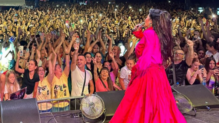 DRAGANA MIRKOVIĆ HITNO PREKINULA KONCERT Muškarac se popeo na binu, pevačica odmah odreagovala