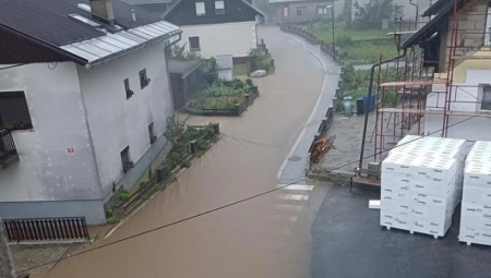 ČOVEKA ODNELA BUJICA! Nevreme pokosilo sve, za sobom ostavilo samo pustoš: Vetar iščupao korenje drveća, jezive scene! (FOTO)