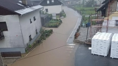 ČOVEKA ODNELA BUJICA! Nevreme pokosilo sve, za sobom ostavilo samo pustoš: Vetar iščupao korenje drveća, jezive scene! (FOTO)