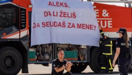 VATROGASAC PETAR DEVOJCI PRIREDIO DOŽIVLJAJ ŽIVOTA! Zbog OVE scene sa niškog aerodroma pljušte komentari na mrežama! (FOTO)