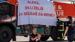 VATROGASAC PETAR DEVOJCI PRIREDIO DOŽIVLJAJ ŽIVOTA! Zbog OVE scene sa niškog aerodroma pljušte komentari na mrežama! (FOTO)