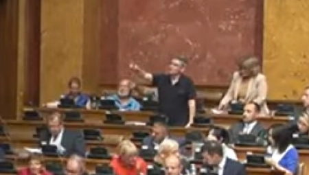 ĆUTA I DANAS DIVLJA PO SKUPŠTINI Maše, mlati, buni se - ovo ne može da sakrije (FOTO)