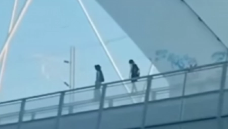 DECO, ŠTA RADITE TO? Popeli se na most u Novom Sadu i šetaju po OGRADI: Snimak uliva jezu! (VIDEO)