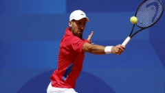 IGRA NAJBOLJE U ŽIVOTU Novaka muči koleno, a rival u borbi za medalju mu baš ozbiljno preti