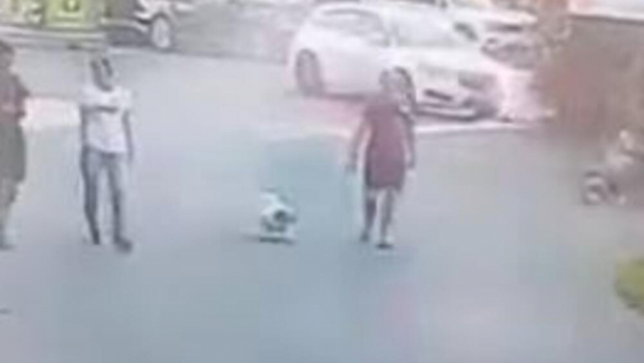 UBIO DEČAKA, MAJKA VRIŠTALA NAD TELOM SINA Tinejdžer seo za volan, pa gazio decu (VIDEO)