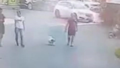 UBIO DEČAKA, MAJKA VRIŠTALA NAD TELOM SINA Tinejdžer seo za volan, pa gazio decu (VIDEO)