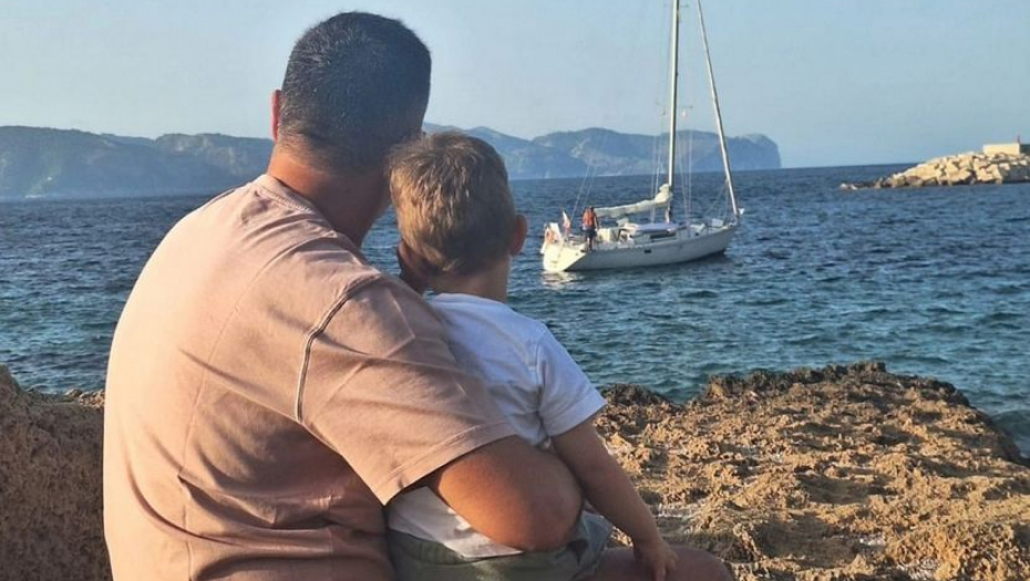 ANDRIJA MILOŠEVIĆ SINU POSVETIO PESMU! Emotivne reči rasplakale njegove pratioce, pevačica se slomila na komade