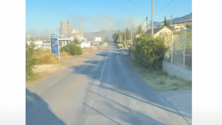 SPLIĆANI U PANICI, IZBIO POŽAR BLIZU TRGOVINSKOG CENTRA! Jedan vatrogasac prevezen u bolnicu: Stravični snimci kruže mrežama! (VIDEO)