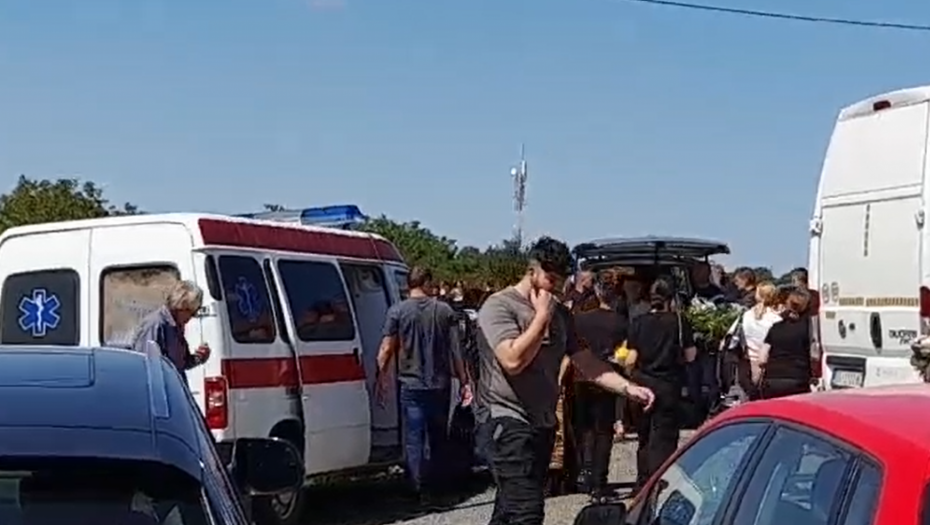 "MNOGIM ROĐACIMA JE POZLILO", HITNA POMOĆ ISPRED KUĆE NASTRADALOG NIKOLE IZ BARAJEVA (FOTO/VIDEO)