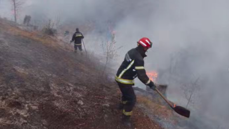BUKNUO POŽAR KOD GACKA! Vatrena stihija se približila jednoj vikendici, vatrogasne ekipe na terenu!