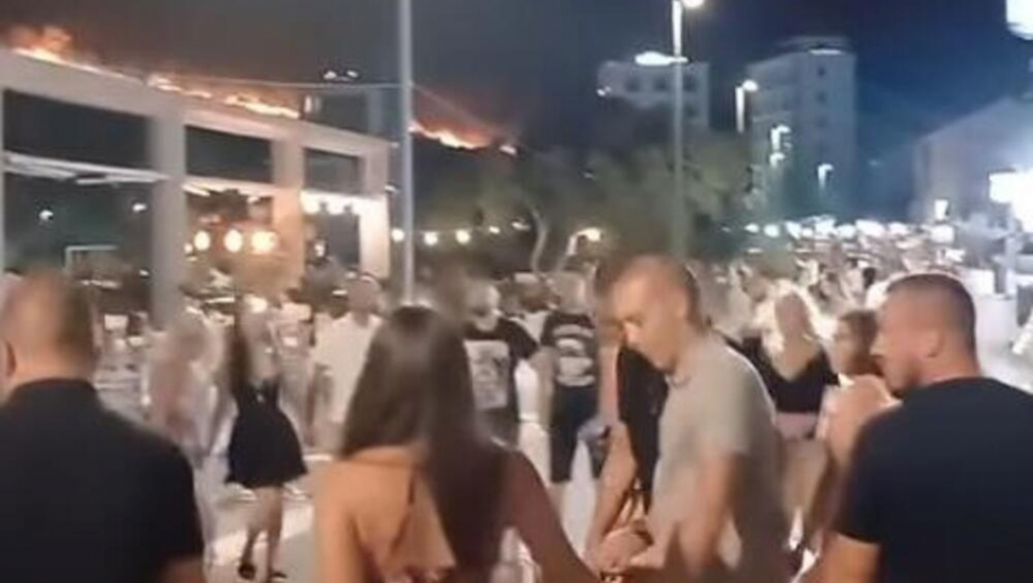 "SELO GORI, A BABA SE ČEŠLJA!" ZAIGRALI KOLO DOK SUTOMORE GORI! Groteskna slika - scena kao iz filma! (VIDEO)