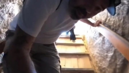 NA RUKAMA I NOGAMA PUZAO KROZ PIRAMIDU Kad je stigao u glavnu odaju, otkrio je misteriju staru vekovima! (VIDEO)