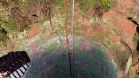 UZNEMIRENA PORODICA POZVALA POLICIJU Pratio signal mobilnog telefona pa upao u rupu - niko nema pojma kako je preživeo pad sa tolike visine! (VIDEO)