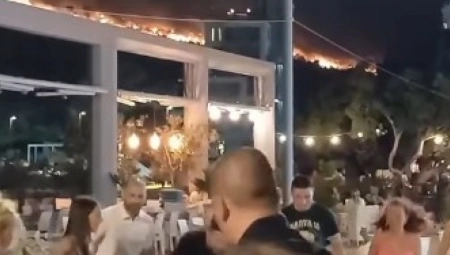 ŠOKANTAN SNIMAK Dok požar uništava Sutomore, oni se uhvatili u kolo, "prizivaju kišu da ugasi vatru"